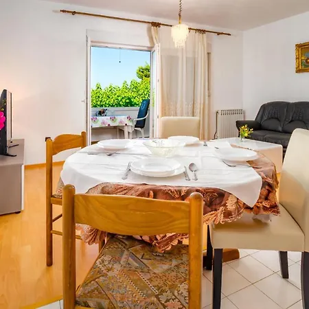 1 Bedroom Awesome In Supetarska Draga