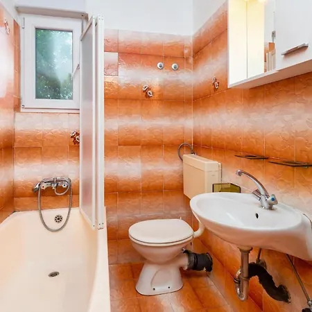 Apartment 1 Bedroom Awesome In